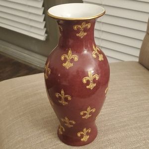 Ceramic vase with fleur de lis detailing